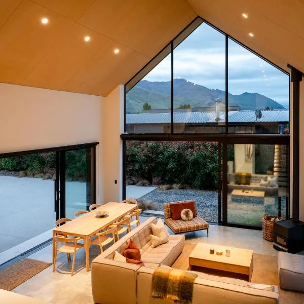 Coco Chalet by Sotheby's Luxury Rental Homes, Hotel in Wanaka