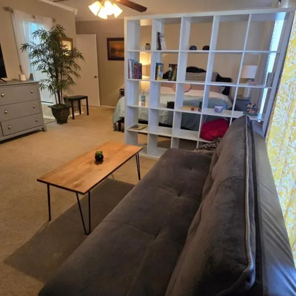 Charming Central Amarillo Retreat with a Jacuzzi, hotel v destinaci Amarillo