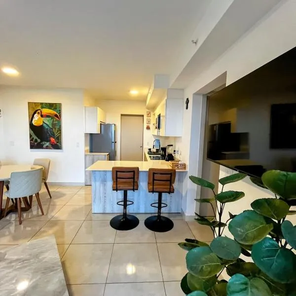 Top-floor overlooking uptown with AC & parking, hotel v San José
