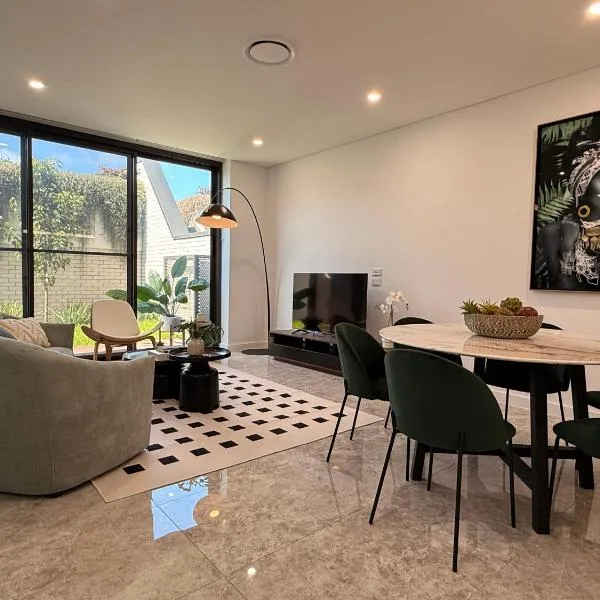 Eastgardens 4Bed 3Bath Brand New Townhouse 2 Car, hotel in Sydney