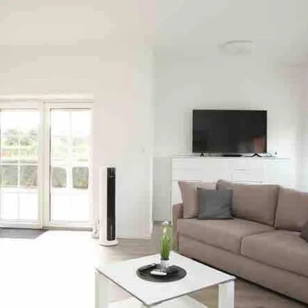 Wunderschöne und moderne Ferienwohnung mit Garten, Hotel in Emden