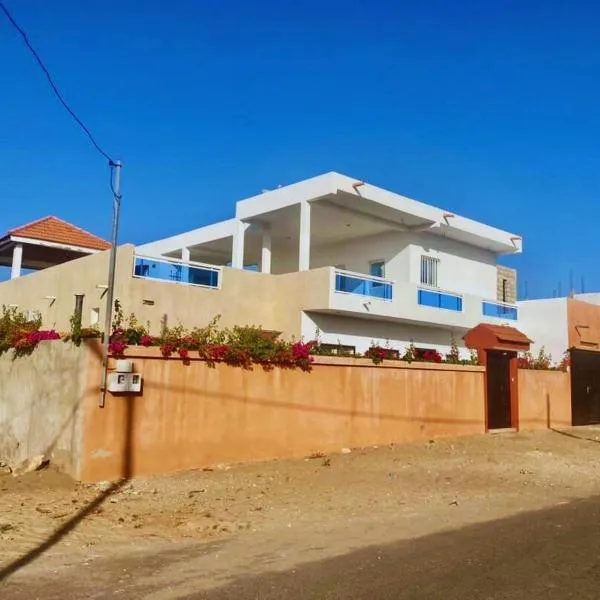 HORIZON PLUS - Villa Moderne avec 3 Chambres Climatisées, NETFLIX, WIFI, Vue Mer & Sérénité à Pointe Sarène, hotel in Mbour