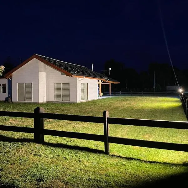 Casa Grande con Tinaja a 10 minutos de Lago Puyehue y Rupanco Ruta 215 Internacional, hotel v destinaci Puyehue
