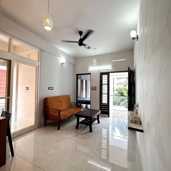 G 5 Gayathri Enclave 2 Bedroom Fully Furnished Apt, hotel v destinaci Trivandrum