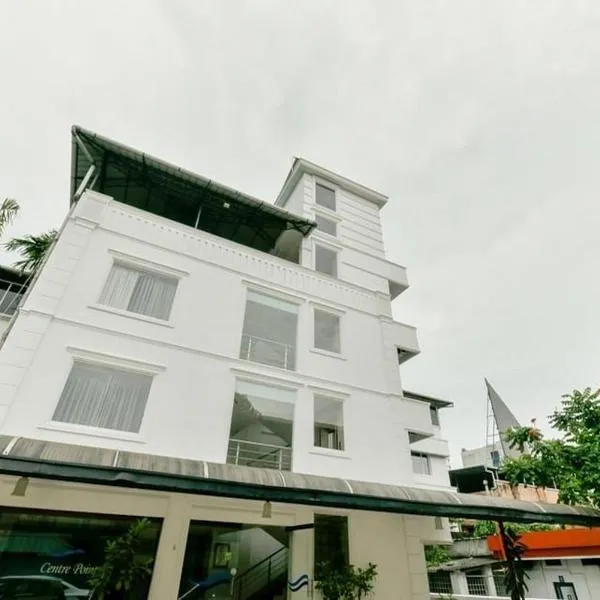 Hotel Centre Point، فندق في كوتشي