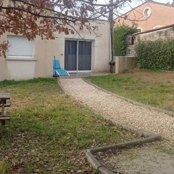 Tiny house aux portes des cevennes – hotel w mieście Saint-Privat-des-Vieux