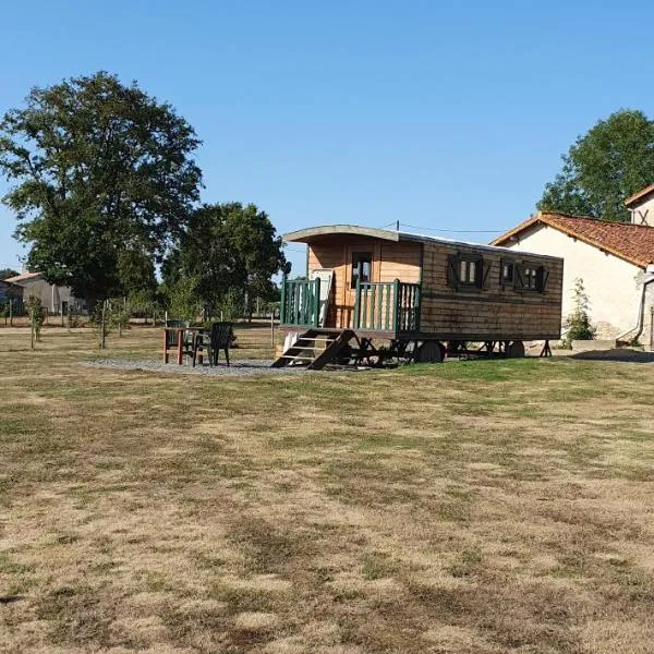 La roulotte de Rochavelle, hotel in Chiché