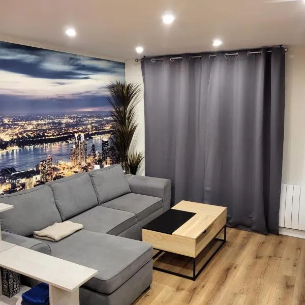Studio cosy au RDC parking privé, térasse, wifi, hotel in Alençon