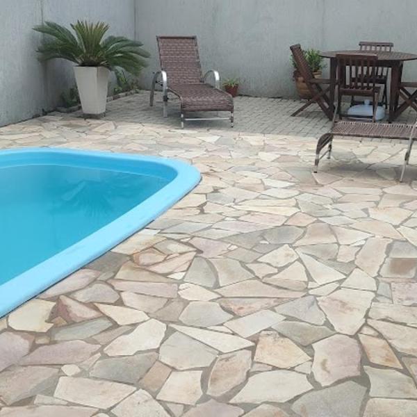 Casa com piscina duas quadras da praia - Foto 4