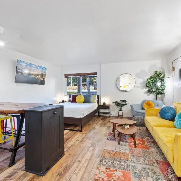 Striking Queen Deluxe Studio w/Kitchenette #114 at Donner Lake Village, hotel v destinaci Truckee