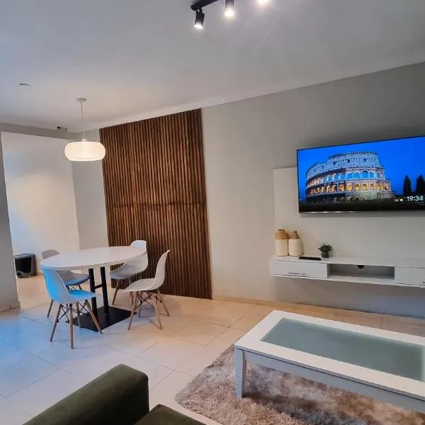 Cómodo departamento con jardín sobre Avenida Libertador, hotel in San Juan