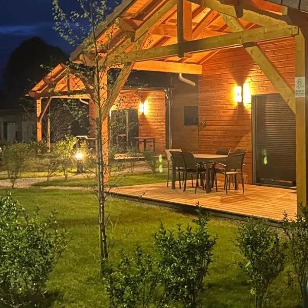 Les Chalets près de Chalain, hotel in Montigny-sur-lʼAin