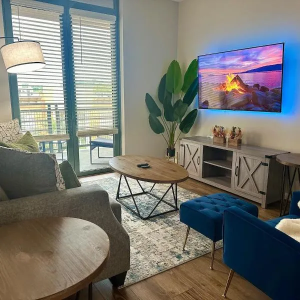 Beautiful Arlington Apartment with Pool & Parking!, hotel in Arlington