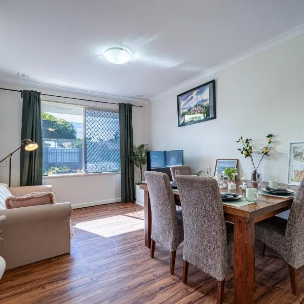 Viesnīca Aurora A1&B1 Airport Haven - Quick Access, Comfy & Free Parking Pērtā