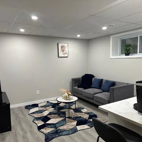 Luxury-Home Away from Home with Private Entrance, hotel in Winnipeg