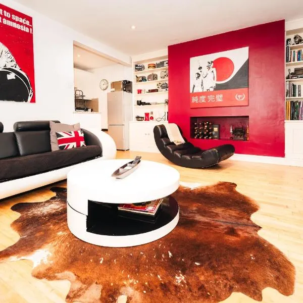 2 Bed Portobello Rd - moments from Tube!, hotel em Londres
