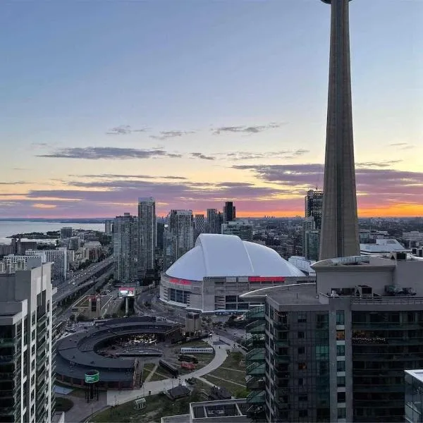 Luxury 2BR 2Bath Condo with Parking and Balcony, hotel v destinaci Toronto