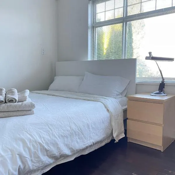 Cozy Guest Rooms Near UBC, Downtown and Beaches, hotel u Vancouveru