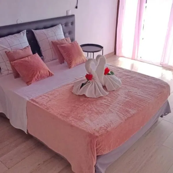 Duplex Rose Porcelaine - Vue Mer- Malendure, hotel v destinaci Bouillante