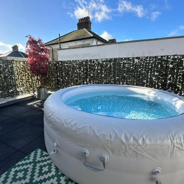 Central Eastbourne Escape with Rooftop Jacuzzi, hotel in Eastbourne
