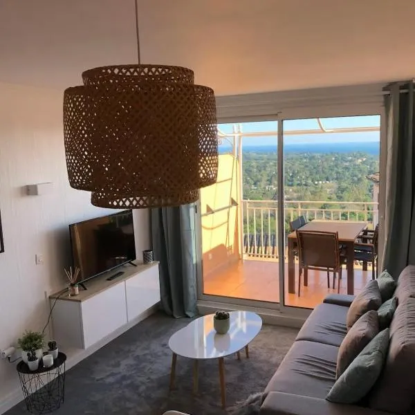 Les Restanques Duplex 4 pers Les Magnolias Magnifique vue mer, hotel a Grimaud