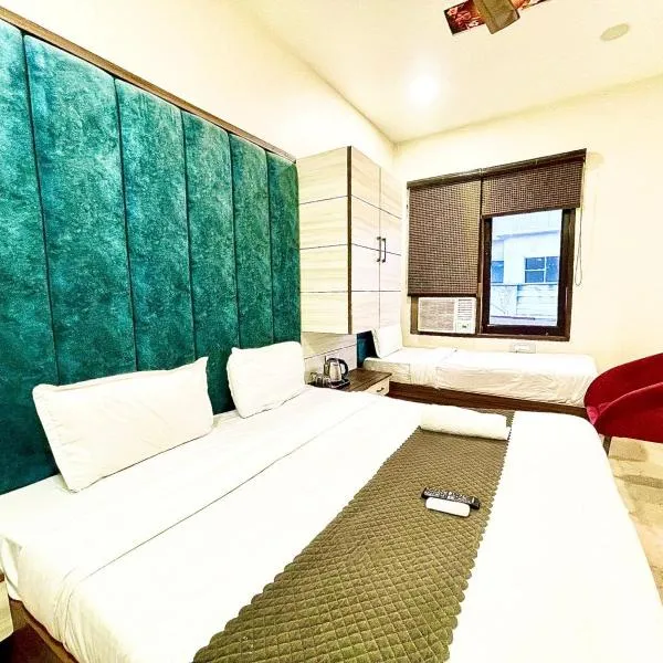 BLACKWOOD Near Golden Temple -140 Mtrs, hotel v destinaci Amritsar