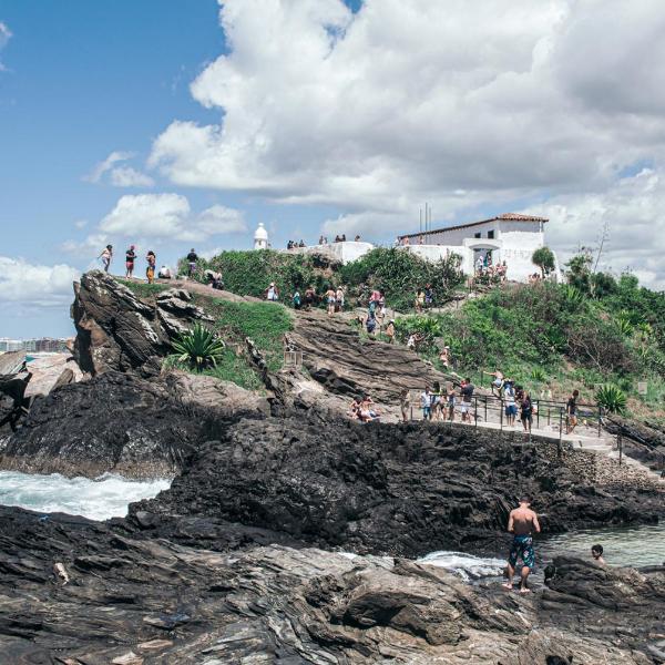 Loft c varanda e localizacao ideal a 650m da praia