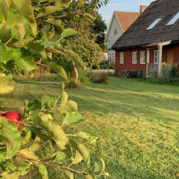 Naturnära boende med 6 sovplatser och 120 m2 på Ängaröds Gård, hotel in Ljungbyhed