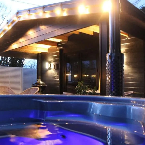 Caban Y Tan Dderwen with private Wood Fired Hot Tub, hotel v destinaci Chwilog