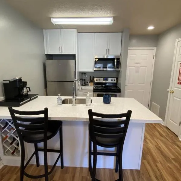 Beautiful Inn Building Condo 208 Pet friendly,花園城的飯店