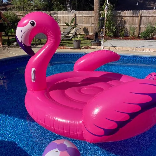 Very Private 3 Bed Home with HEATED Pool Palms and Big Fenced Yard、ペンサコーラのホテル