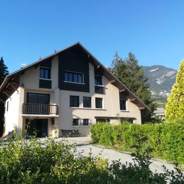 Charmant T2 spacieux au pied de Montdauphin، فندق في Eygliers