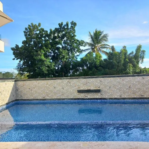 New Spacious & Bright 2BR & 2BA, Pool & Beach Shuttle, WIFI & AC Gold Reef 209, hotel en Punta Cana