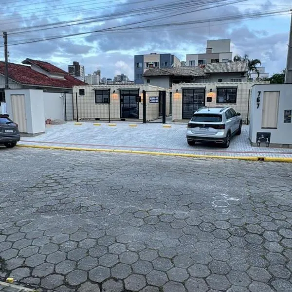 House Box 07 a 950 mt do mar, ar- condicionado, TV smart, cozinha privativa, hotell i Itapema