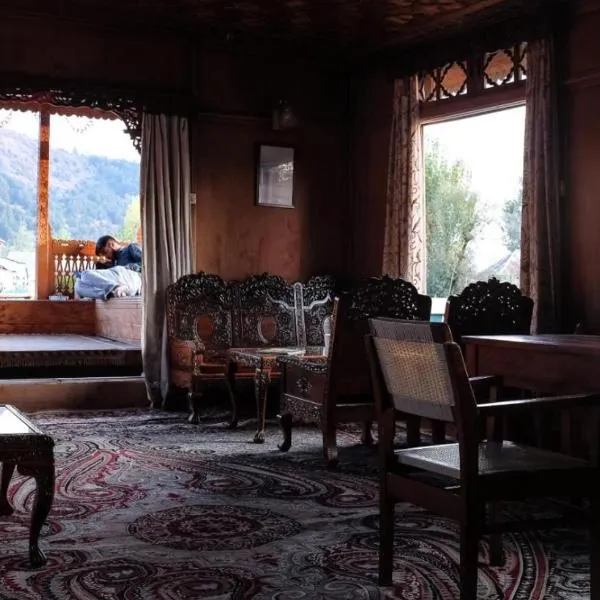 OMAR KHAYYAM HOUSEBOAT RETREAT and FAVELA HEADROOMS, hotel v destinaci Šrínagar