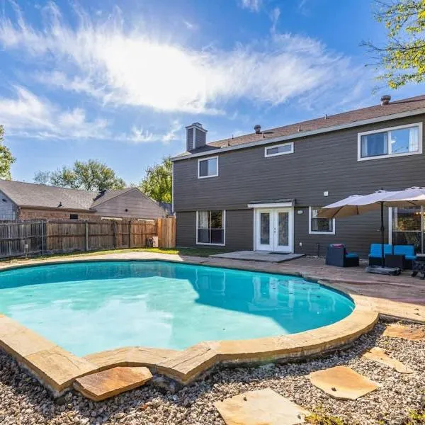 Spacious 4BR Home with Pool BBQ & Games, hotel di Grand Prairie