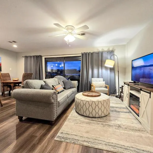 Serene Lakefront Retreat, готель у місті Red Oak