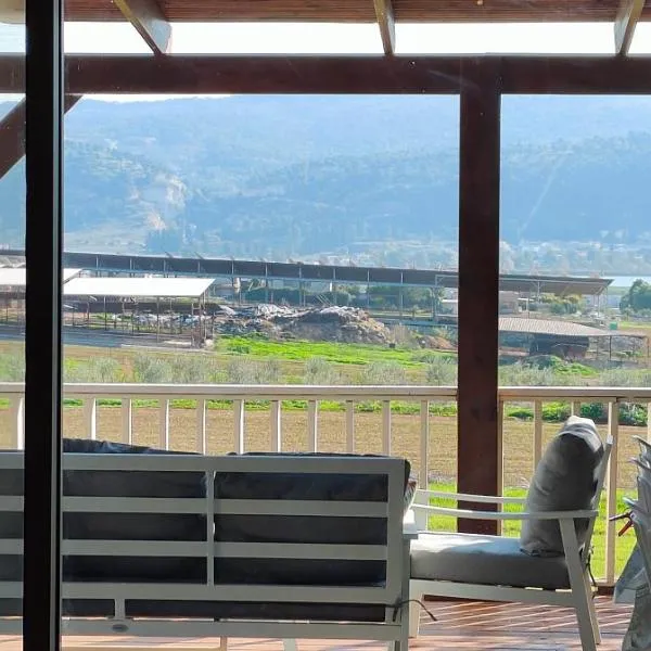 וילה בגלבוע, hotel v destinaci Kfar Yehezkel