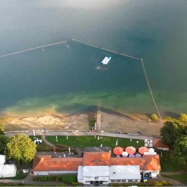 Strandhaus Edersee Nr 12 - Kaminzimmer, Seeblick, Badestrand, Seeterrasse, hotel in Waldeck