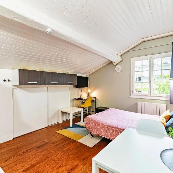 Charmant studio cosy climatisé et parking securisé à proximité du centre ville de lyon, hotel en Lyon