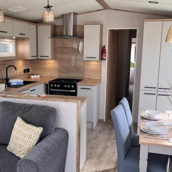 Hafan y Mor Park 3-Bed Caravan Sleeps 8 Pets Ok, hotel in Pwllheli