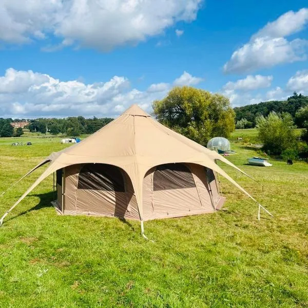 Hertford Farm riverside camping firepit bbq, hotel in Hertford