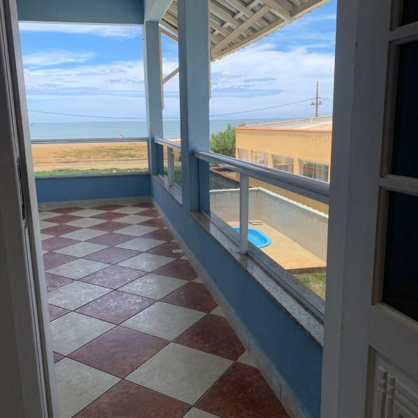 Casa com piscina em condomínio e pé na areia Unamar Cabo Frio