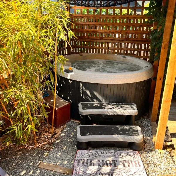 SEAS THE DAY Private House Hot Tub, Pet Friendly, Public Market, Marina Dining,, khách sạn ở Gibsons