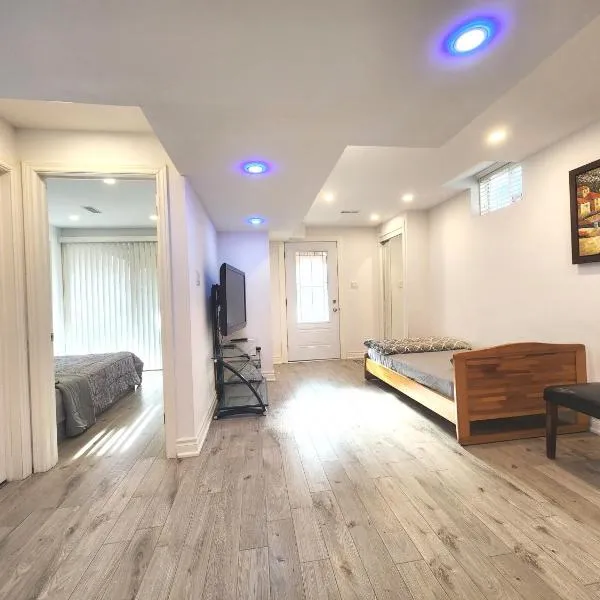 Cozy Walkout Suite, hotel in Vaughan