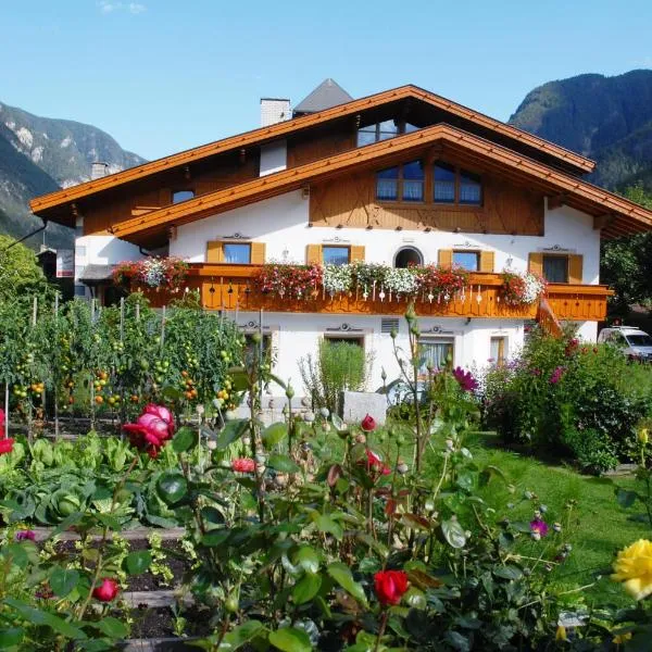 Zur Brücke in Mittewald - Your home in heart of South Tyrol, with Brixencard and free parking, ideal starting point for unforgettable excursions and outdoor adventures, hotel v destinácii Fortezza