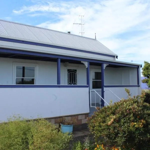 Cosy 3 bedroom cottage in the centre of Kingscote, hotel in Kingscote