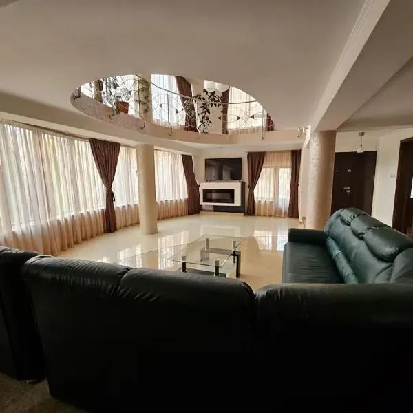 Elegant Private Villa with 3 Bedrooms, Office, and shared courtyard, Perfect for 8 Guests, hotel sa Piteşti