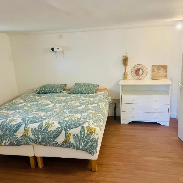 Logement en rez de jardin, hotel in Guérard