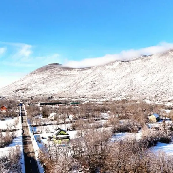 Lika Relax and Party House with sauna, jacuzzi and outdoor heated swimming pool, hotel v destinaci Lovinac